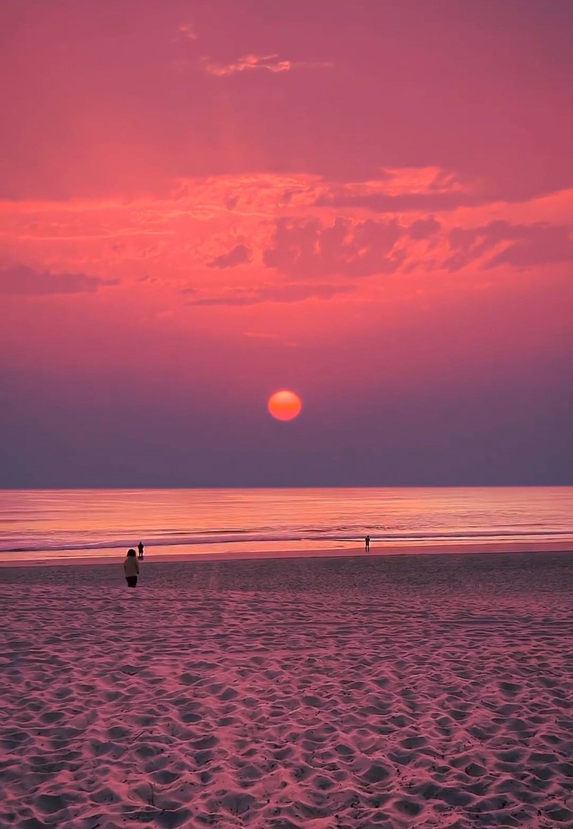 Scenic view of the sunset over the ocean.🌅💜