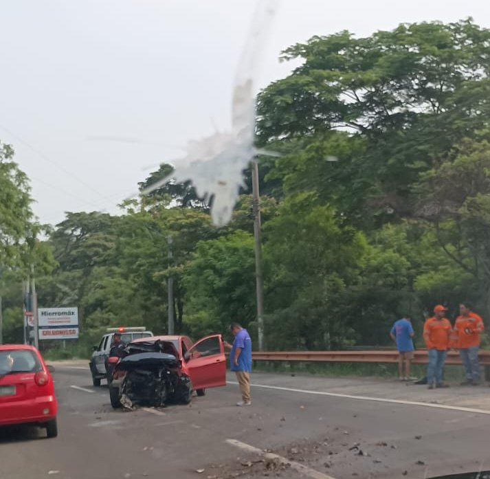 #ATENCIÓN| Se registra un accidente de tránsito en el km 21 y medio de la autopista a Comalapa, antes de llegar a Montelimar.

De momento se reportan solo daños materiales.

Elementos de la @PNCSV ya se encuentran en la zona.