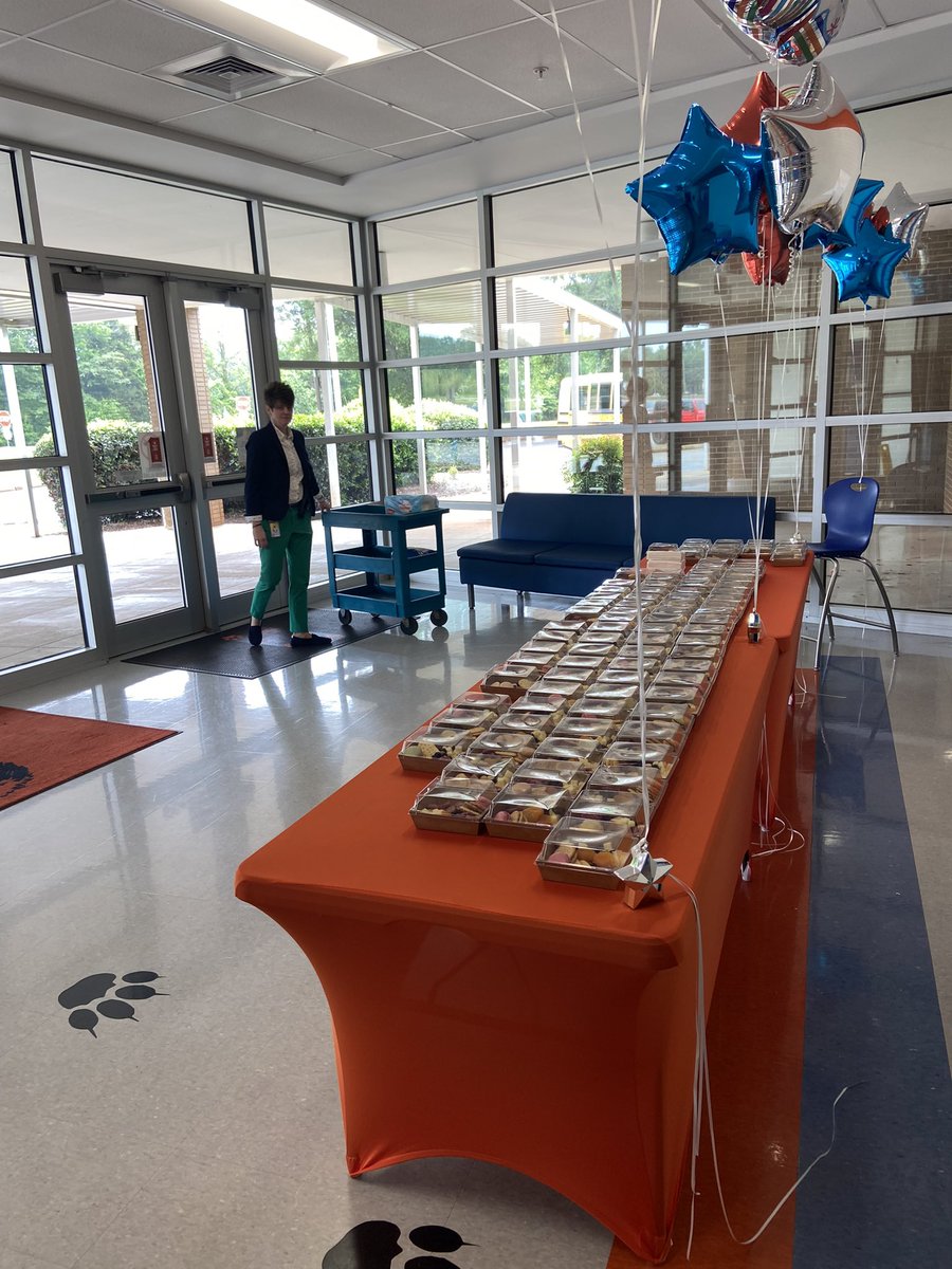 puza_gcs's tweet photo. It’s Adult Lunchable time! #TeacherAppreciationWeek @LakeviewMiddle @gcschools https://t.co/IThDUJ6i4r