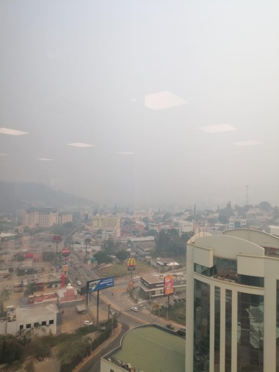 ProcesoDigital's tweet photo. El Diatrito Central oculto por la capa de bruma y humo 💨 este lunes 06.05.2024.  Se recomienda el uso de mascarilla y no ejercitarse al aire libre. #ProcesoDigital https://t.co/cwx4Csgtqr