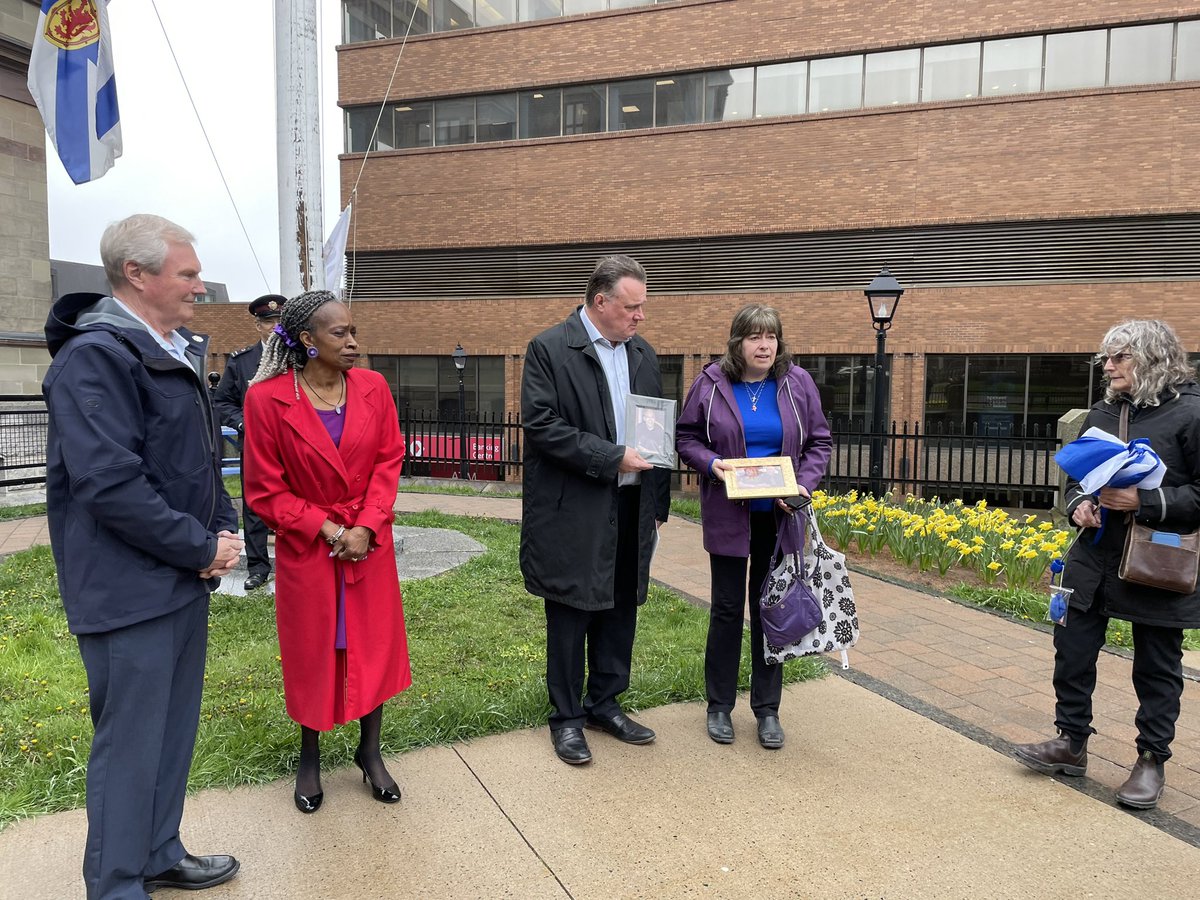 Today we raised the flag at Grand Parade and a Proclamation of was read declaring May 2024 as Huntington Disease Awareness month. @HuntingtonSC is a national network of volunteers & professionals working to find a meaningful treatment for this disease. Thank you for your work!