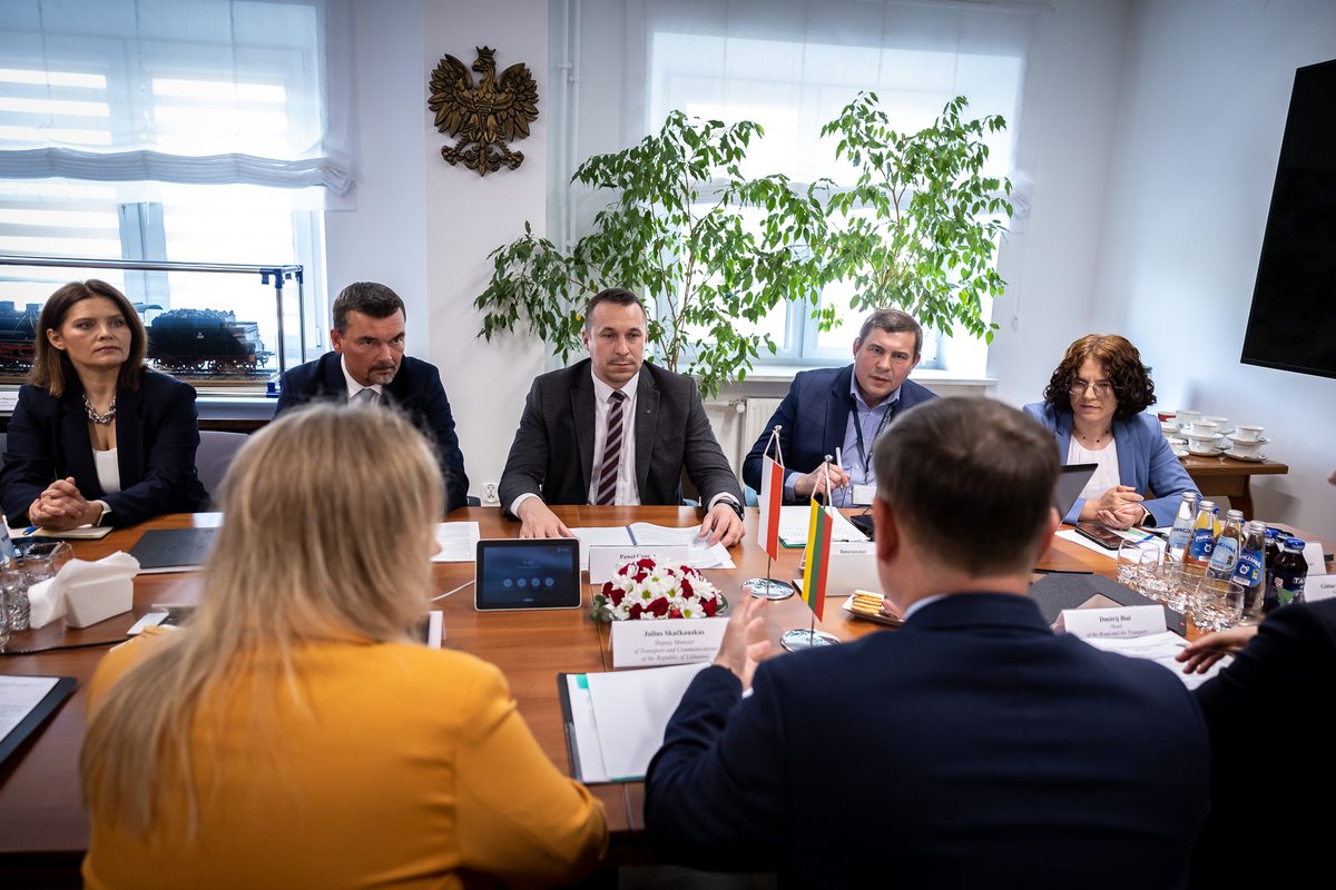 🤝Polsko-litewskie rozmowy o transporcie. ✅Wspólne przedsięwzięcia transportowe; ✅Rewitalizacja dróg lokalnych po obu stronach granicy; ✅Rewizja umowy między UE a Ukrainą w sprawie transportu drogowego towarów; to główne tematy spotkania Wiceministra Infrastruktury 🇵🇱…