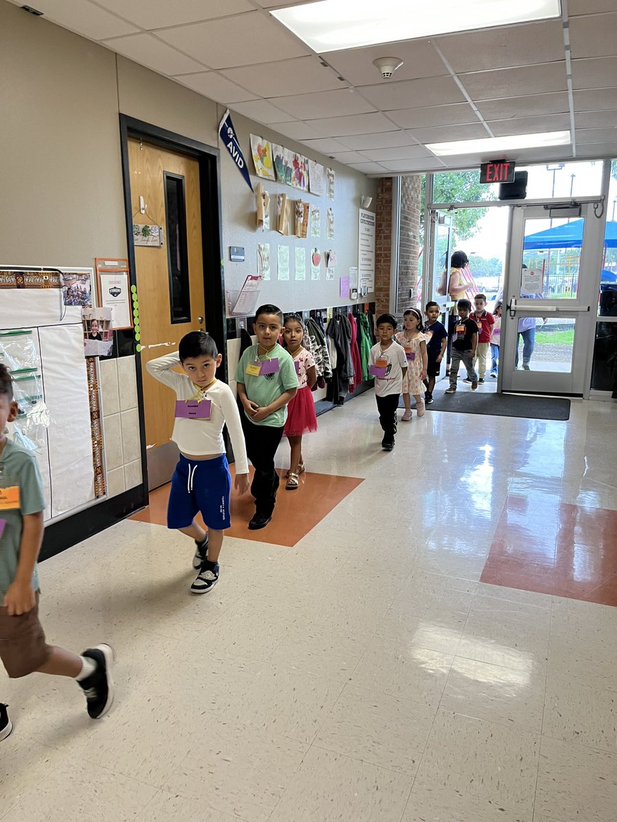 Our Bonham Bears were led by our @SMCISD_AVID Kindergarteners around the school today. We loved meeting our future Kinder Strikers and showing them everything Mendez has to offer!