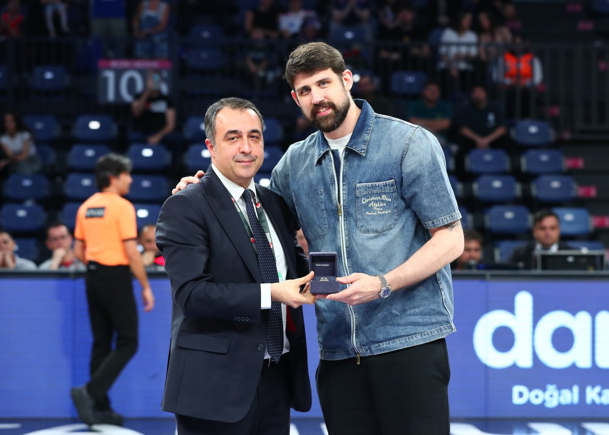Eski oyuncumuz Adrien Moerman, Bursaspor İnfo Yatırım karşılaşmasında, 2021-2022 #EuroLeague sezonu şampiyonluk yüzüğünü A Takım Yöneticimiz Özgür Alyüz’den aldı. #BenimYerimBurası