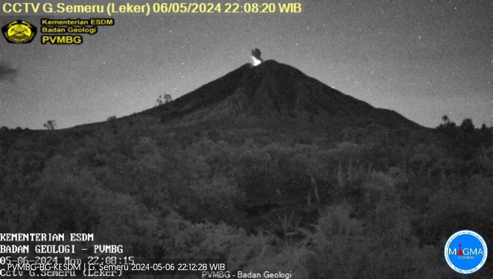 Terjadi erupsi G. Semeru pada hari Senin, 06 Mei 2024, pukul 22:07 WIB. Tinggi kolom letusan teramati ± 800 m di atas puncak (± 4476 m di atas permukaan laut). Kolom abu teramati berwarna kelabu dengan intensitas tebal ke arah timur.