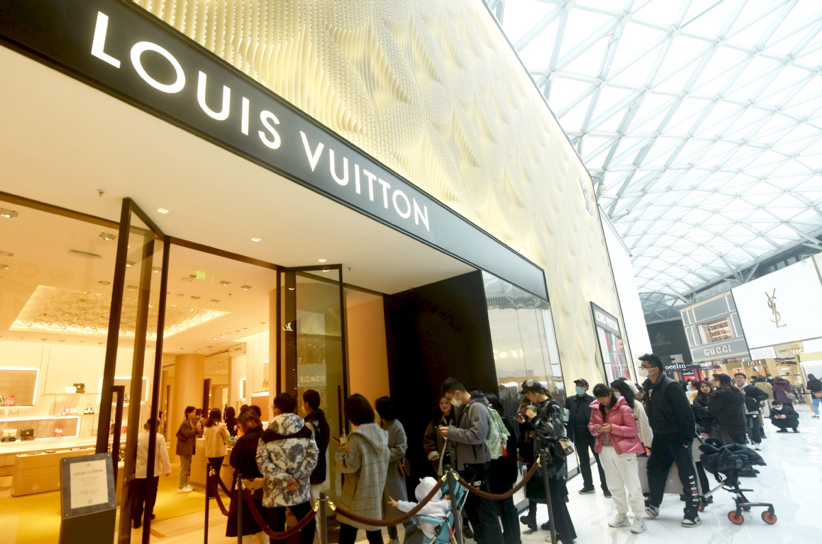 China's flourishing luxury market stands as a focal point of global commerce, with luxury brands such as #LouisVuitton and #Dior captivating Chinese consumers through a synthesis of rich heritage and unparalleled craftsmanship. #InvestinChina brnw.ch/21wJvKN