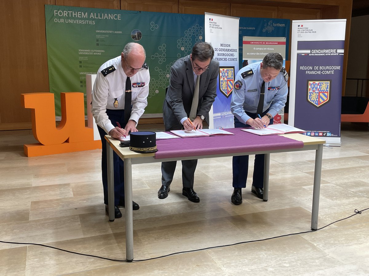 L’uB, la @Gendarmerie de BFC et l’École de gendarmerie de #Dijon signent une convention de partenariat pour renforcer leurs liens de coopération. 👉 Elle a pour but de promouvoir la #formation, la #recherche et l’insertion #professionnelle. ➕ d'infos : bit.ly/44wQCJX
