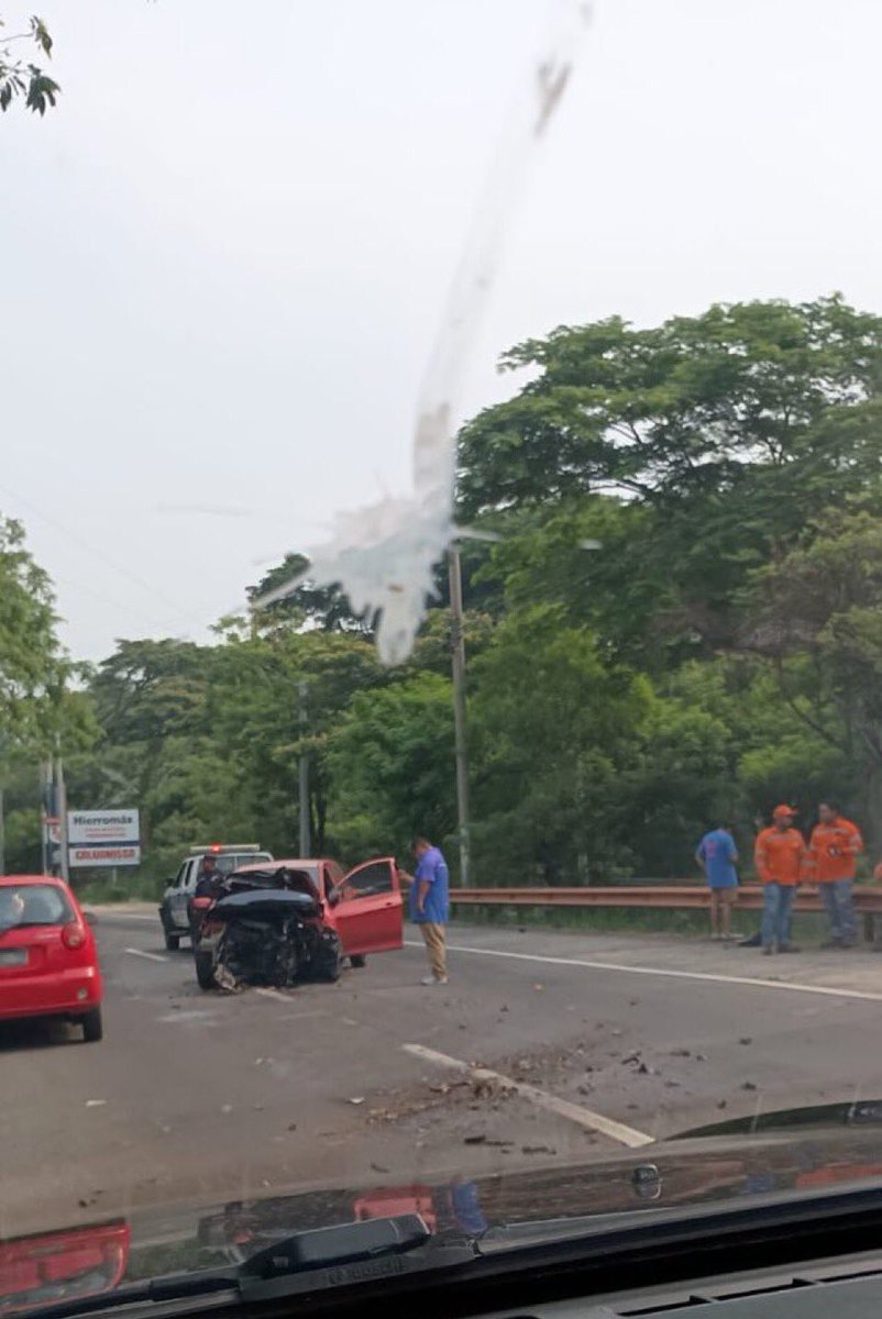 #TráficoSV // Reportan accidente de tránsito en el km 21 1/2  de la autopista a Comalapa, antes de llegar a Montelimar.

Solo se reportan daños materiales.

📸 Cortesía