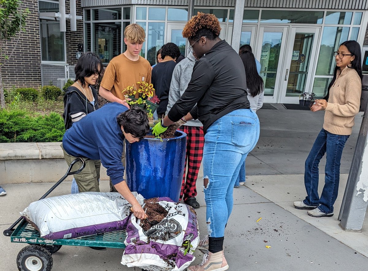 So thankful for a PTSA Grant! Our horticulture students are able to perform some school beautification this morning! <a href="/Garner_HS/">Garner High School</a> <a href="/garner_ffa/">GarnerFFA</a>