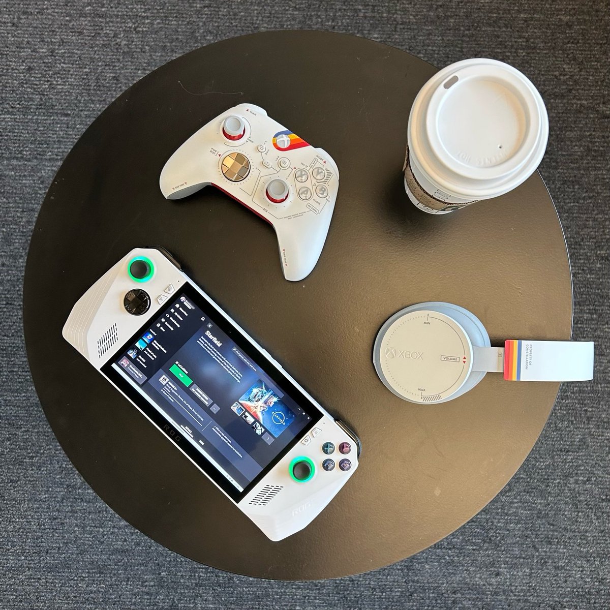 Happy Monday!🌞What’s your favorite game to play on the go?