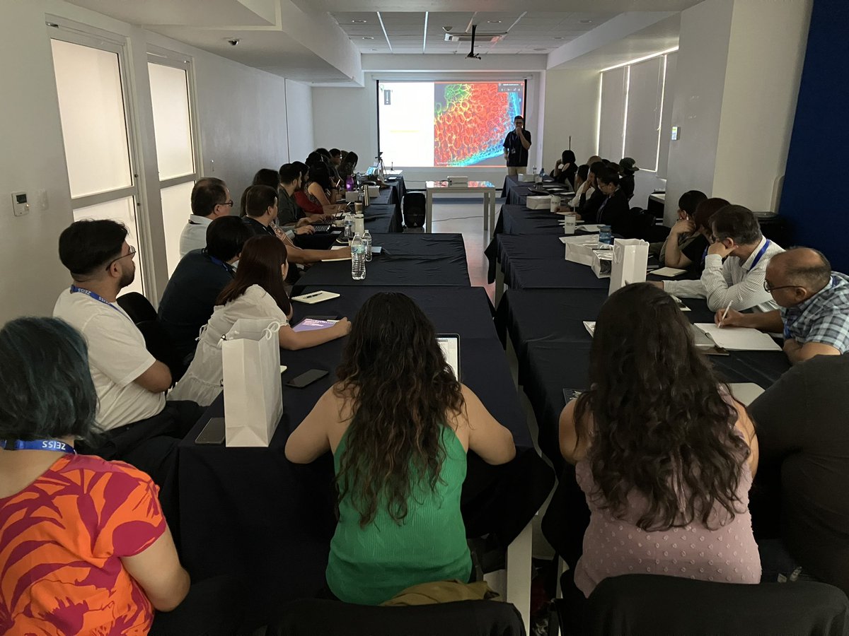 The workshop has started! 🤗 I‘m learning Spanish …. Fuerte aplauso! #MBW8 #chanzuckerberginitiative #incan #admira #mexicobioimaging #lightsheet #Microscopia #ZEISS