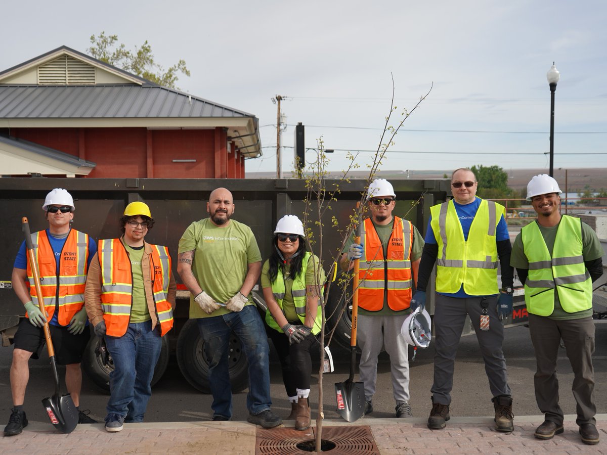 55 trees planted and 50 trees distributed in Umatilla, Oregon with our new friends at @awscloud 💪 Not only will these trees be providing shade, creating safer walkways, and beautifying the area, but they will be creating educational opportunities for community members 🌳