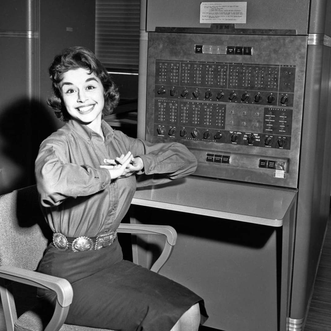 itsmjones's tweet image. 2/ More #synthpop for Cynthia to look forward to on Friday's Electro-Disco 20.00UK @CFCFmusic @erasureinfo @devisionmusic #plasticmachine #galaxyhunter #italoemotion #mirrors #priestsweden #root4 #moonlightcove #electronicmusic #indiepop #futurepop #synth facebook.com/martin.jones.3…