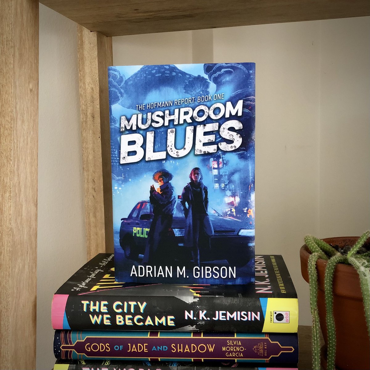 Found a home for my #MushroomBlues hardcover on the shelf! Check it out if you like:
🍄 Fungi
🔎 Police procedurals
🏃‍♂️ Fast pace
👁️ Psychedelics
😱 Body horror

BUY IT TODAY👇
Paperback: amzn.to/3VoOBNF
Hardcover: amzn.to/3vs5nAO
eBook/KU: a.co/d/fIKaQ9q