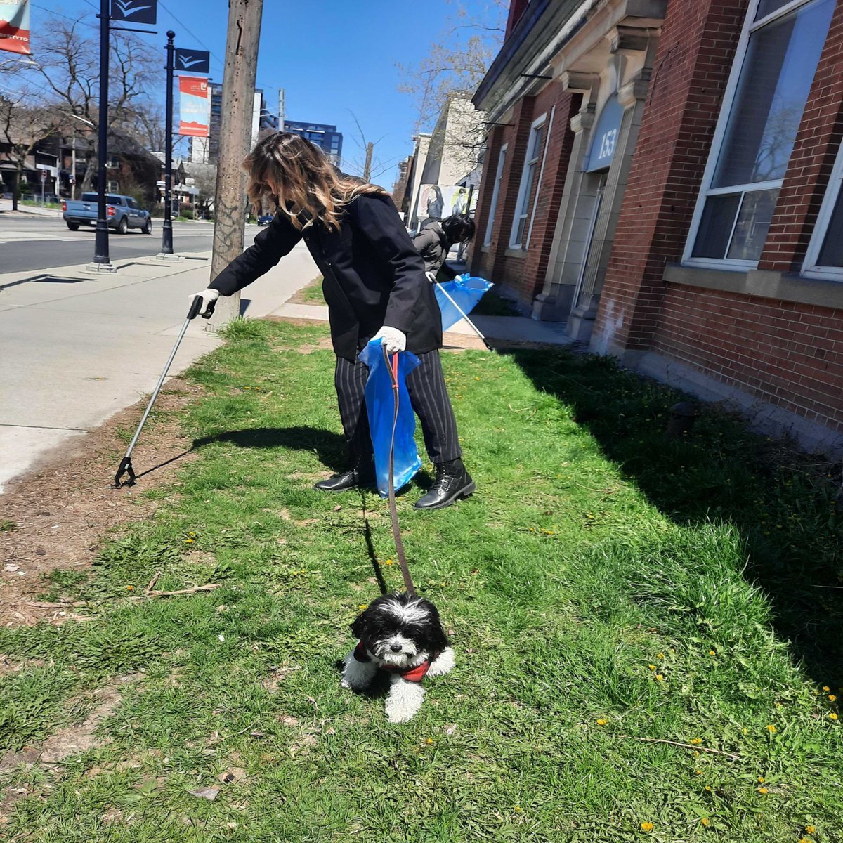 [ACTIVITY] 🌍 On Earth Day, several employees from @lg2_agency in Montreal, Quebec, and Toronto mobilized to clean streets and parks, collecting a total of 213 lbs of waste! 🌿👏 Do the same, contact us 👇 earthday.ca/organization/c…