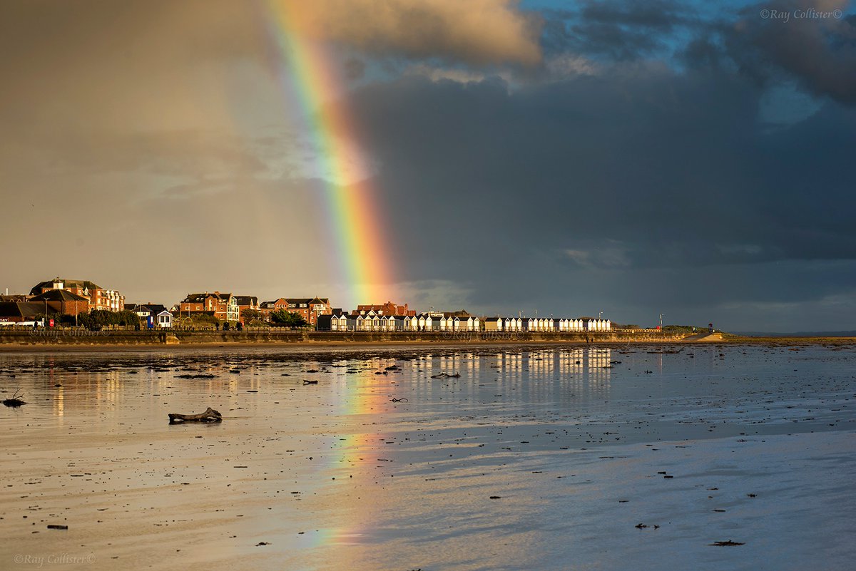 Last week saw the 10th Anniverary of @StAnnesBeachHut a real draw to the area, and long may they stand!!! Superb image by Roy Collister (not on X)