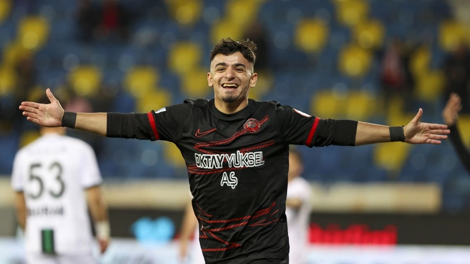 🟡🔵 Fenerbahçe’den, Gençlerbirliği’ne transfer olan Melih Bostan’ın sözleşmesinde 2M TL civarında geri satın alma maddesi bulunuyor. (🔗 @ertansuzgun)