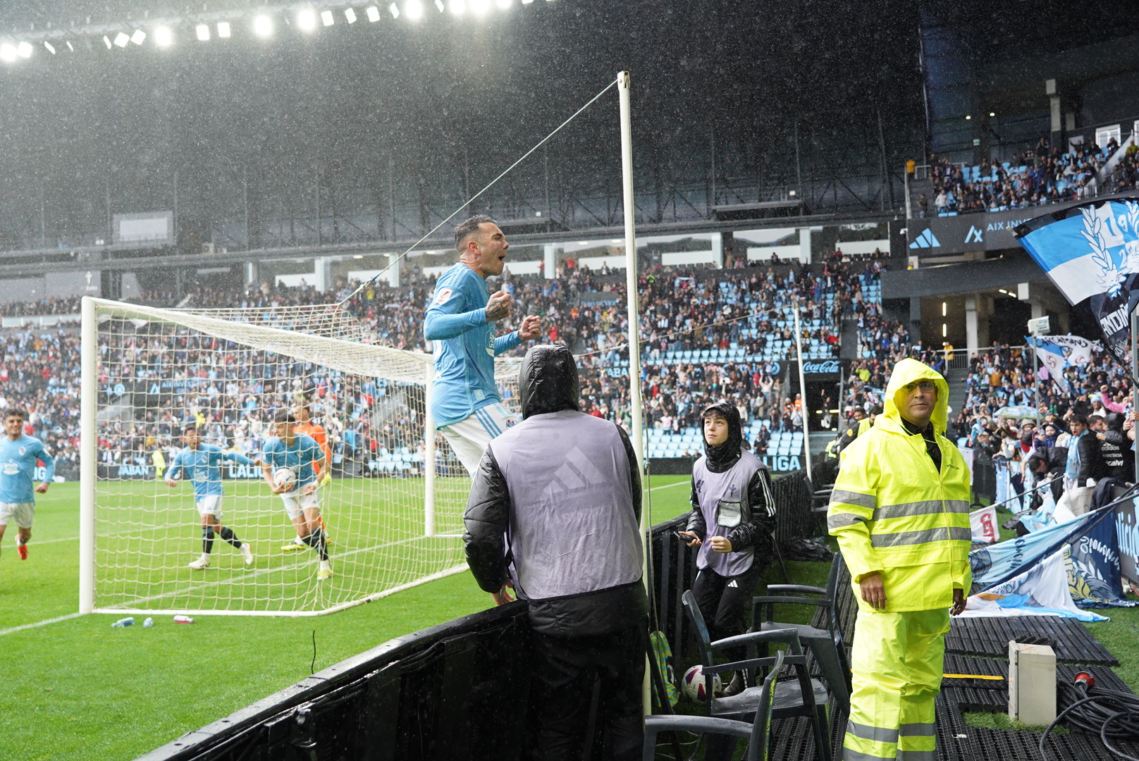Iago Aspas celebra el gol con la afición (Foto: RC Celta).