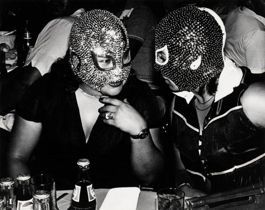 Female Wrestlers, Mexico (1980) Photo by Lourdes Grobet #photography #blackandwhitephotography