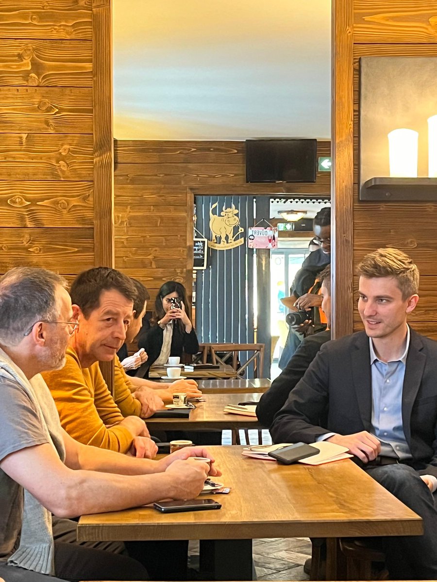 Ce matin à #Fessenheim, belle rencontre avec les travailleurs de l’énergie et M. le Maire, Claude Brender. 

Nous avons été les seuls à gauche à défendre la Centrale.

Et aujourd'hui, nous sommes les seuls à défendre l'investissement massif dans notre parc nucléaire.