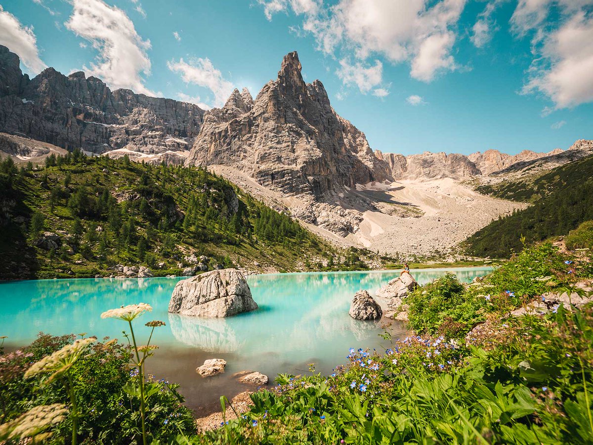 One of the most magnificent sites in the Dolomites, very popular on Instagram as a photography location, Sorapis lake is located near Passo Tre Croci. To quietly enjoy the amazing scenery and brilliant blue water,