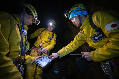 temnastranlune (na @bsky.social in @toot.si) (@temnastranlune) on Twitter photo NOVA EPIZODA 🎙️🌓
Aprila so v Sloveniji potekale priprave na poseben trening...
Kaj bodo naslednje leto počeli astronavti v slovenskih jamah? Odgovore sva poiskali pri vodji programa <a href="/ESA_CAVES/">ESA CAVES & PANGAEA</a> Loredani Bessone in prof. Franciju Gabrovšku z Inštituta za raziskovanje krasa! NOVA EPIZODA 🎙️🌓
Aprila so v Sloveniji potekale priprave na poseben trening...
Kaj bodo naslednje leto počeli astronavti v slovenskih jamah? Odgovore sva poiskali pri vodji programa <a href="/ESA_CAVES/">ESA CAVES & PANGAEA</a> Loredani Bessone in prof. Franciju Gabrovšku z Inštituta za raziskovanje krasa!