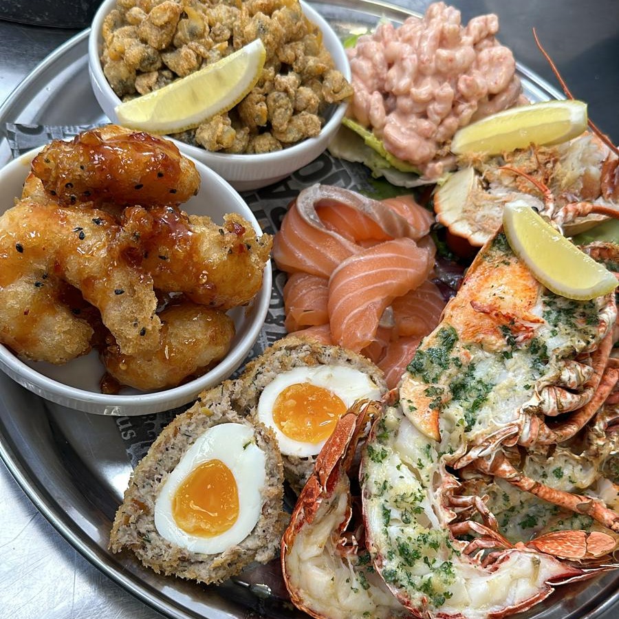 May Day, May Day! Introducing our 𝙘𝙝𝙚𝙛 𝙨𝙥𝙚𝙘𝙞𝙖𝙡 𝙨𝙚𝙖𝙛𝙤𝙤𝙙 𝙥𝙡𝙖𝙩𝙩𝙚𝙧 featuring Cromer crab, sticky tempura prawns, garlic butter lobster, and more🦀 #no1cromer #cromer #cromercrab #seafood #restaurant