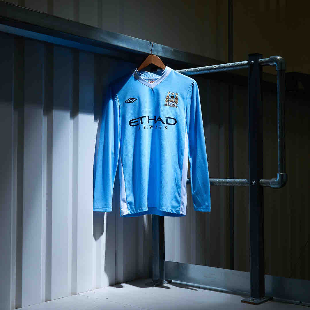 classicshirts's tweet photo. Manchester City 2011 Home by Umbro | Silva 🇪🇸

Long sleeve El Mago 🪄

Hitting the site on Tuesday at 14:00 (UK Time) in a size Small. https://t.co/f5FtQoYi4Y