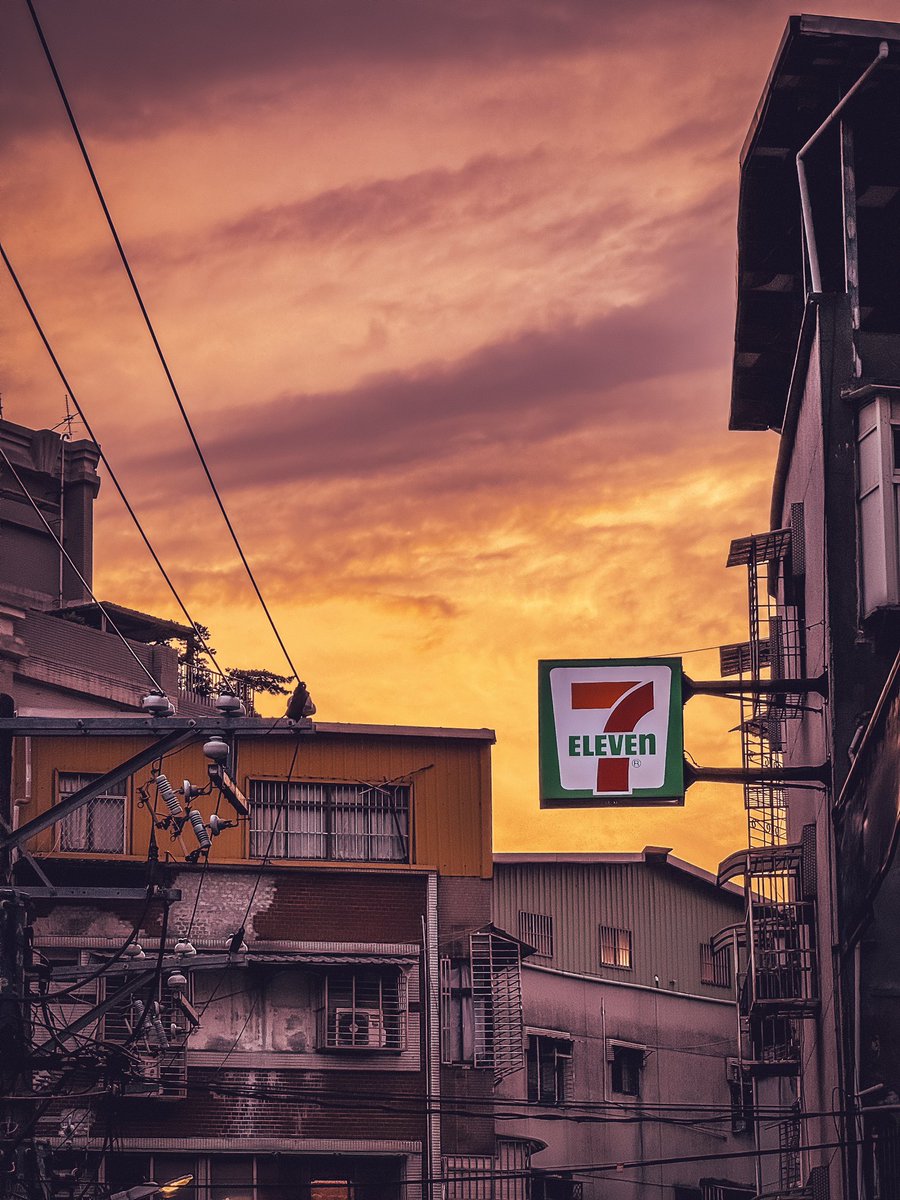 有 Seven Eleven 
的黃昏 
真好。

#shotoniphone
#photography 
#photodaily 
#streetphotography 
#taiwanstreetview 
#lightphotography 
#攝影
#街頭
#街頭攝影 
#隨手記錄 
#隨拍
#小七
#seveneleven