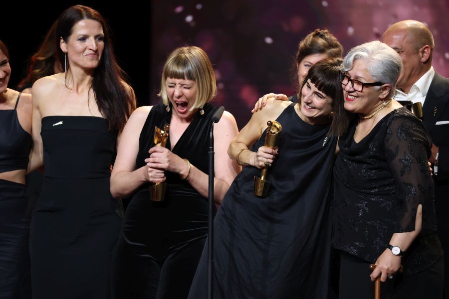 Wir freuen uns über die Auszeichnungen für den klug montierten, sehr mutigen und eindringlichen Film SIEBEN WINTER IN TEHERAN, der den Preis für den besten Dokumentarfilm und den besten Schnitt gewonnen hat. Hier gehts zu allen Deutschen Filmpreisen 2024: buff.ly/3QteY1K