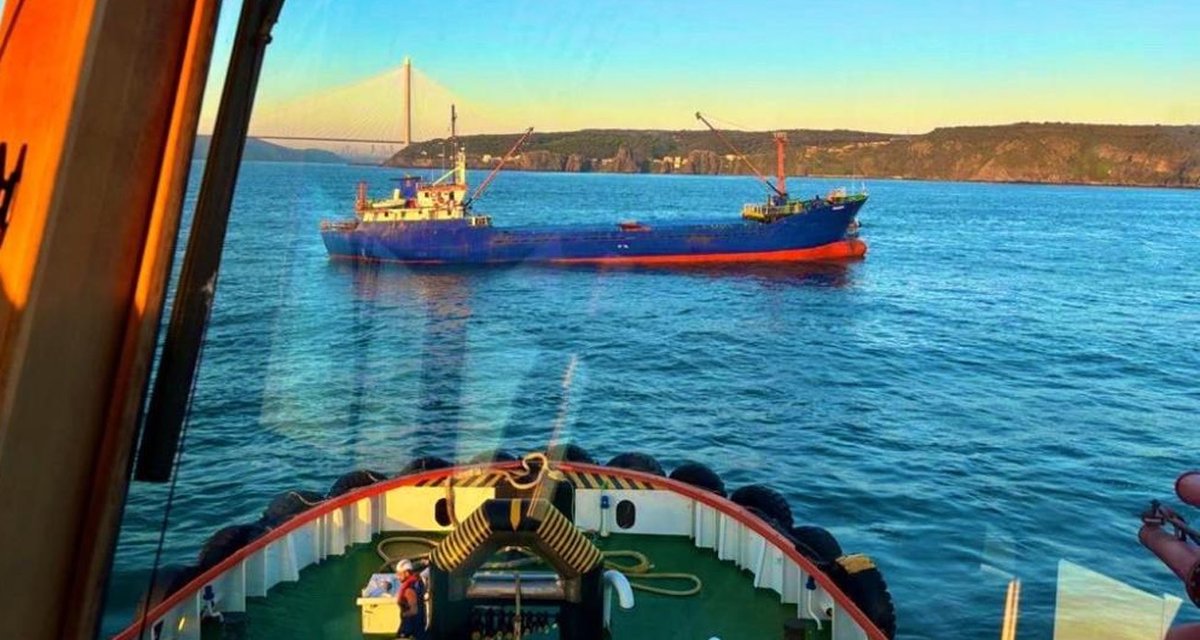 Ulaştırma ve Altyapı Bakanlığı Kıyı Emniyeti Genel Müdürlüğü dümen arızası yapan kargo gemisi nedeniyle İstanbul Boğazı'nda gemi trafiğinin çift yönlü ve geçici olarak askıya alındığını duyurdu. #istanbulboğazı #gemi #trafik #askı #duyuru #dümen #arıza #ulaştırma #altyapı #kıyı