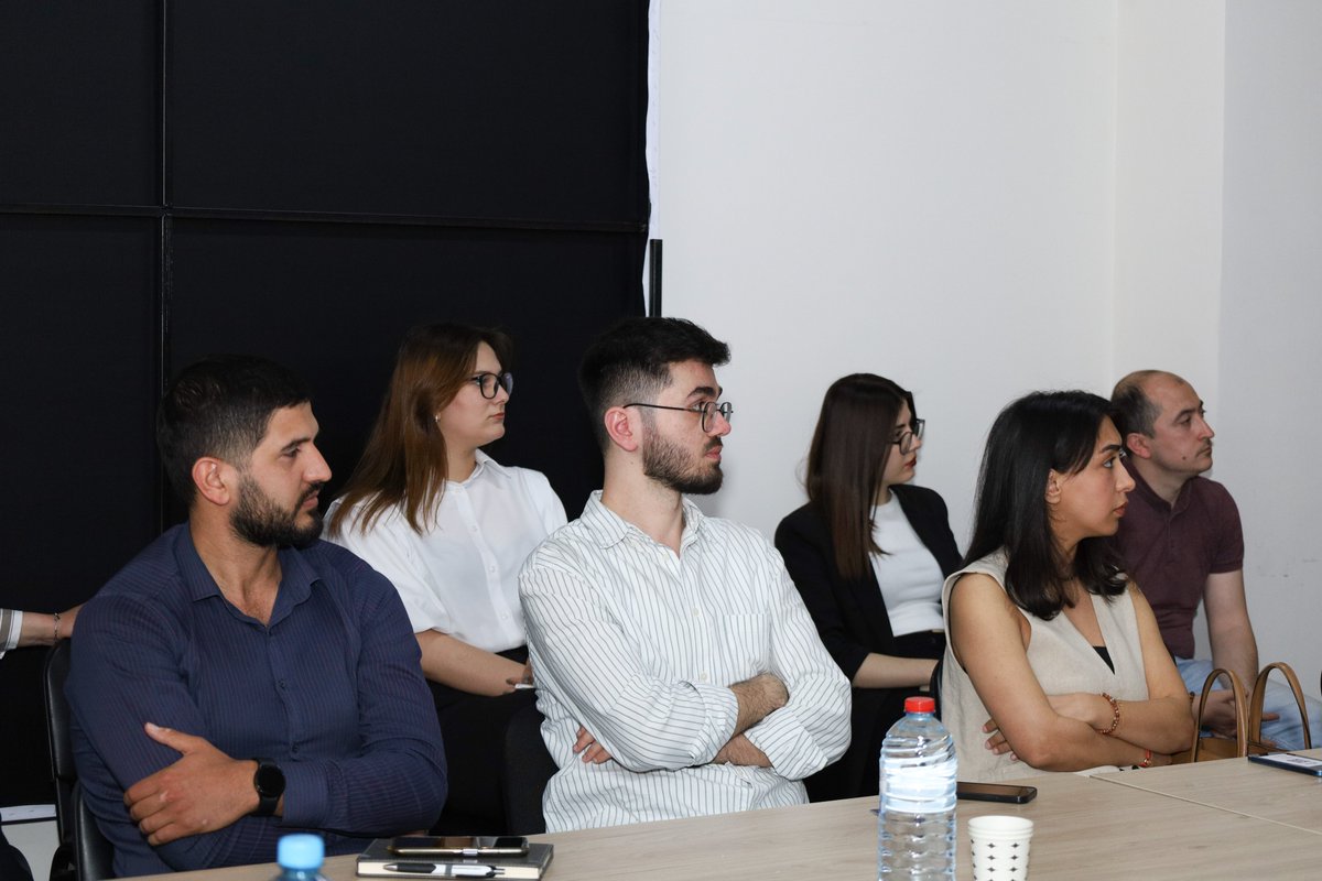 AkiabMmc's tweet image. AKİAB partnyorları “Marketinq və satış şöbələri niyə düşmən olur?!” adlı seminarda!

“As Motors Group” şirkətinin marketinq direktoru Marat Namazov sahibkarlarla şirkətlərdə marketinq və satış şöbələri arasında problemin yaranma səbəbləri mövzusunda müzakirələr apardı. 

#telim