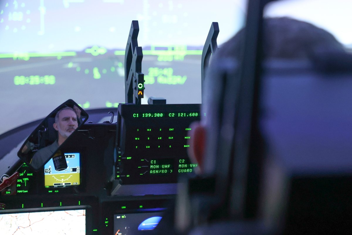 El Rey realiza un vuelo simulado en el Full Flight Simulator (FFS), en la Academia General del Aire de San Javier (Murcia). ➡️casareal.es/ES/Actividades…