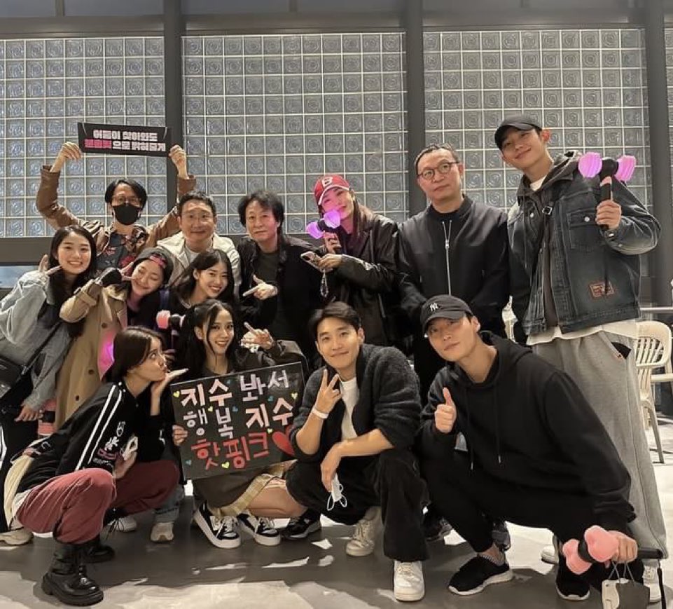 snowdrop being jisoo's first kdrama and the bond she had with them is beyond everything. im glad she is surrounded by people that will support her in everything she does. snowdrop family, you will forever be loved 🥺