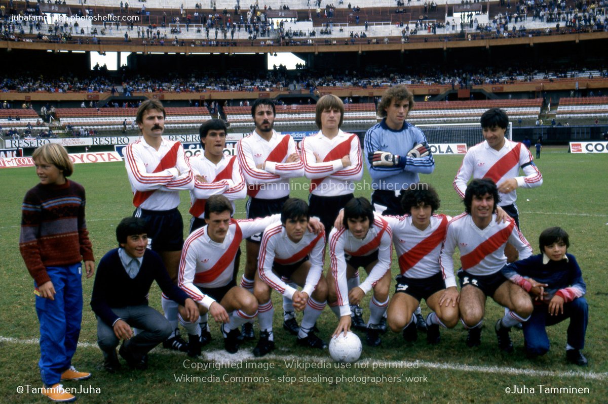River Plate hace 40 años, 6 de mayo de 1984. De memoria identifico apenas a #NeryPumpido y #JulioOlarticoechea - con los demas necesito ayuda... Y esos tres pibes? Por donde andarán hoy 🤔 #RiverPlate #CARP