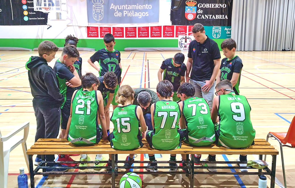 🏀 Agustinos Naranja supera a EM Piélagos A en un emocionante duelo de la Primera División Alevín Masculina 💚🖤 adbpas.com/2024/05/06/agu…