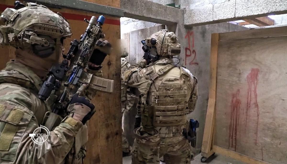 Entrainement CQB d'un groupe CTLO du #1erRPIMA à la Citadelle de Bayonne 🇫🇷#FrenchSAS #ForcesSpécialesFrançaises