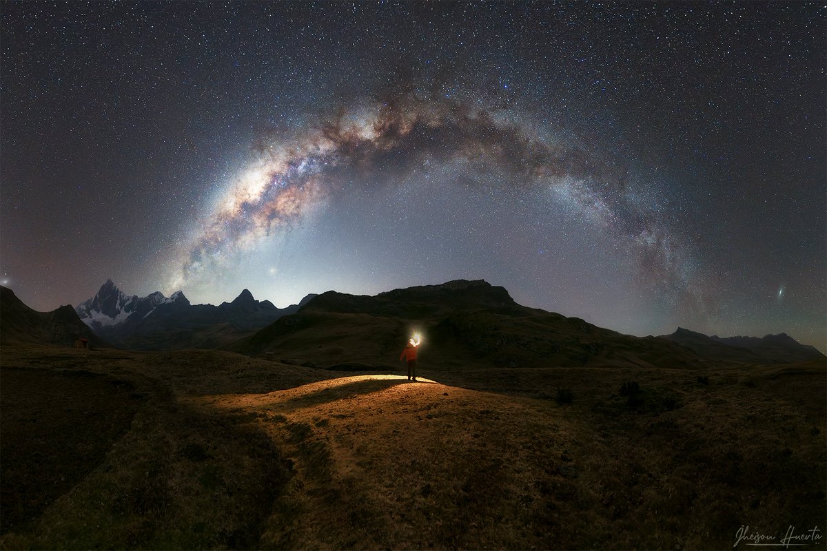 Today is World Astronomy Day and to celebrate it we share with you some images of Jheison Huerta. For more than eight years he has been recording the night sky of the Andes and his photos have been awarded by NASA, in addition to being broadcast in media such as the BBC.