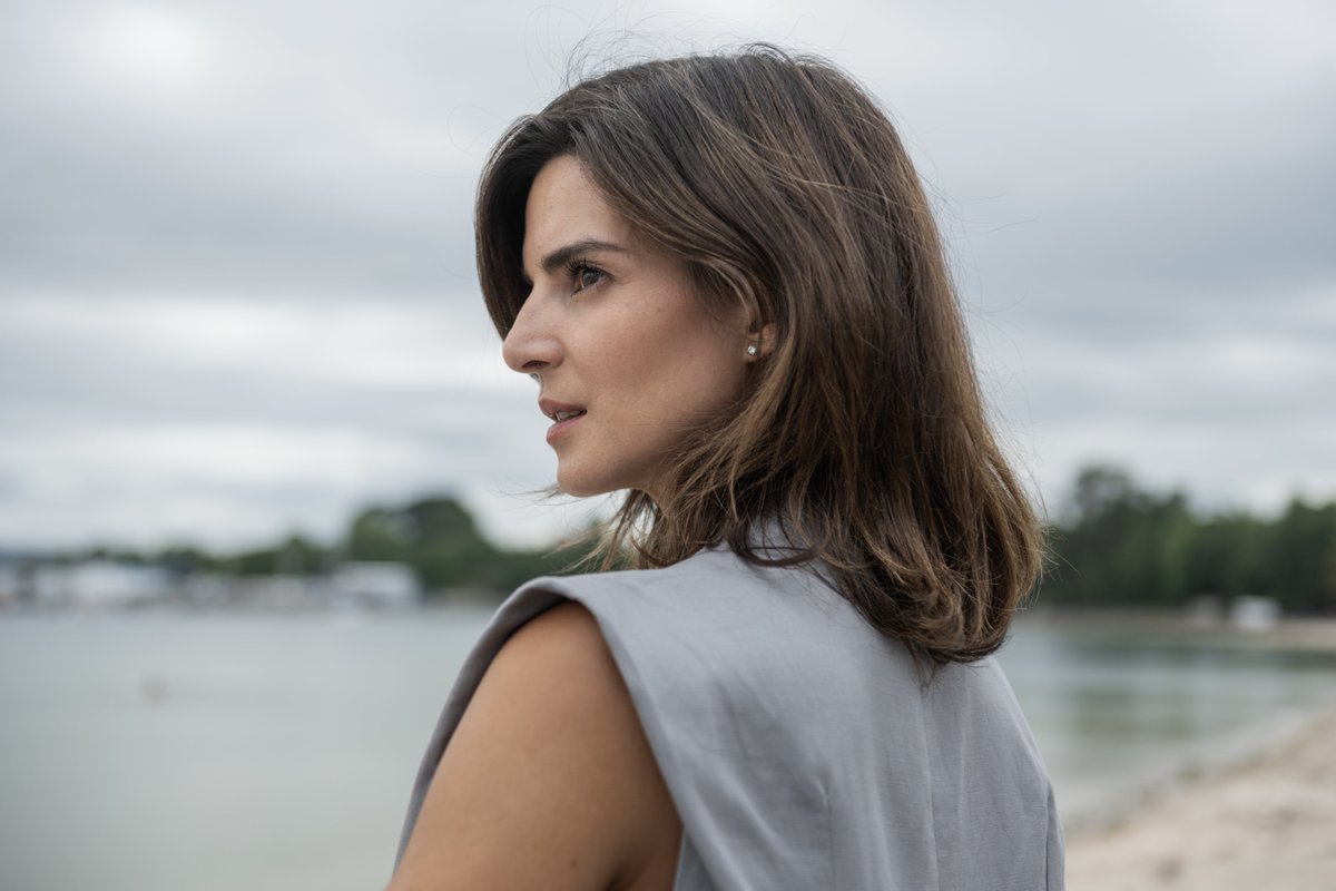 En #Clanes, Clara Lago interpreta a Ana, una nueva abogada que llega para establecerse en Cambados, llamando la atención de Daniel, el lídel del 'clan de los Padín'.

El 21 de junio, solo en @NetflixEs.