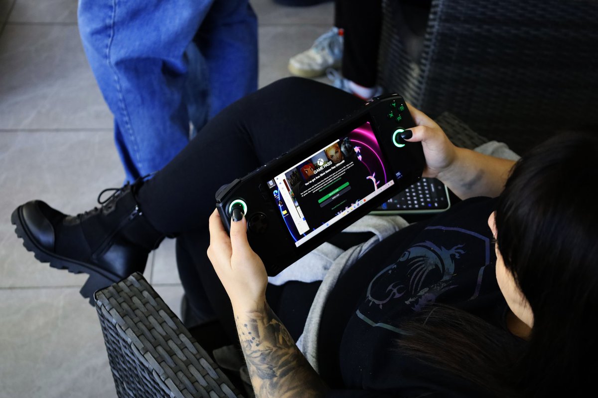 Playing with the new MSI Claw was so 🔥 ! 

This guy packs a punch! 

Light weight, Staunch as can be and just beautiful!

<a href="/MSITweetsZA/">MSI South Africa</a>