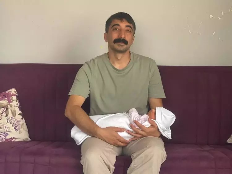 Diyarbakır’da, oğluna Kuaresma Azad, kızına Anne Marie adını veren Veysi Çevik, yeni doğan kızına da milli voleybolcu Melissa Vargas’ın adını verdi.