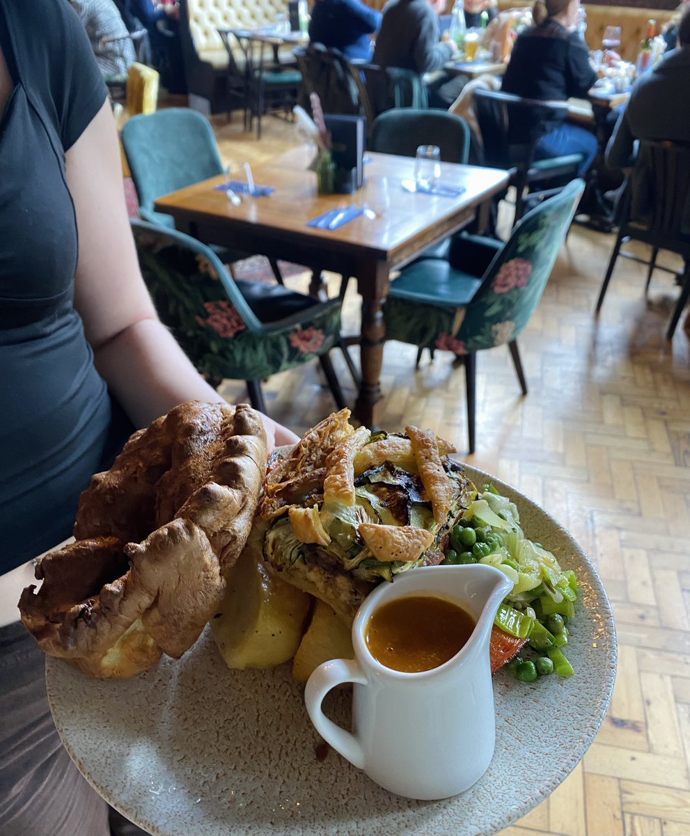 We’re serving up more yummy roasts this bank holiday Monday 🌟 if you haven’t already,, you have to try our new vegan Roast !! 
Chilli courgette and tofu tart 🥒🌶️🥔 

#youngpubs #youngspublife #roasts #roastdinner #yum #hithergreen #freshfood #vegan