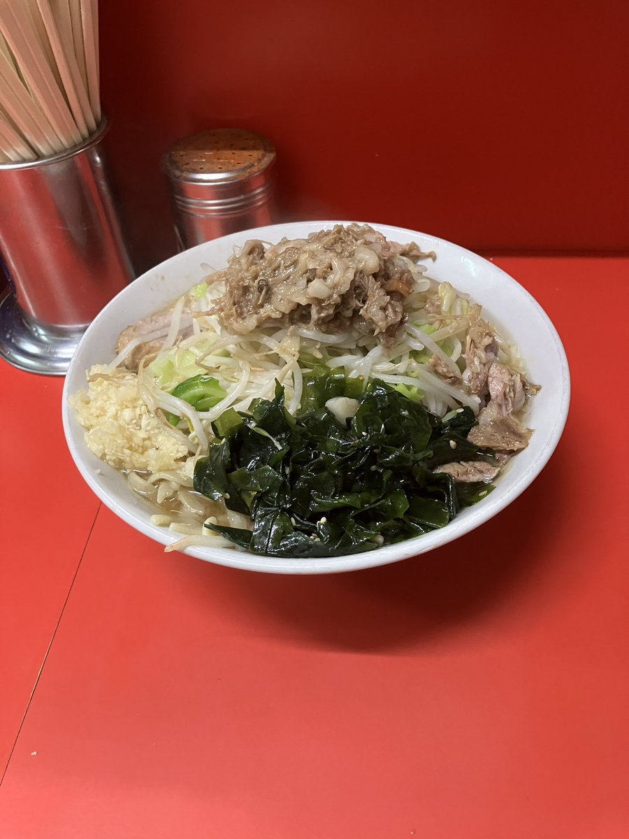 ラーメン二郎 松戸駅前店III
小ラーメン
ヤサイ少なめニンニク少なめ
アブラ中華風ワカメ
安定の松戸ストロング
ワカメも箸休めでいい感じ
とても美味しかったです
店主さん助手さんご馳走様でした♪♪♪