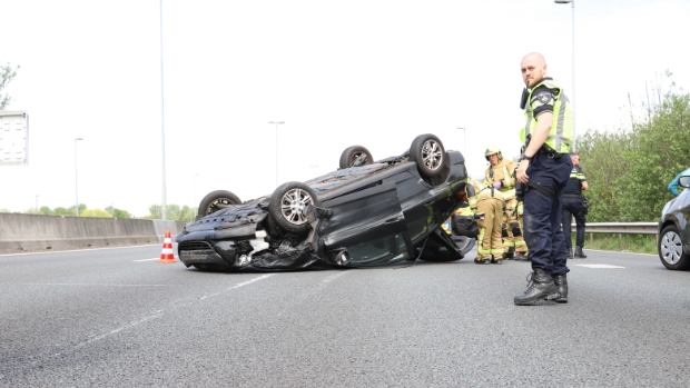 Meerder auto's betrokken bij ongeval op de A13, eentje landt op z'n kop - dehavenloods.nl/l/52928