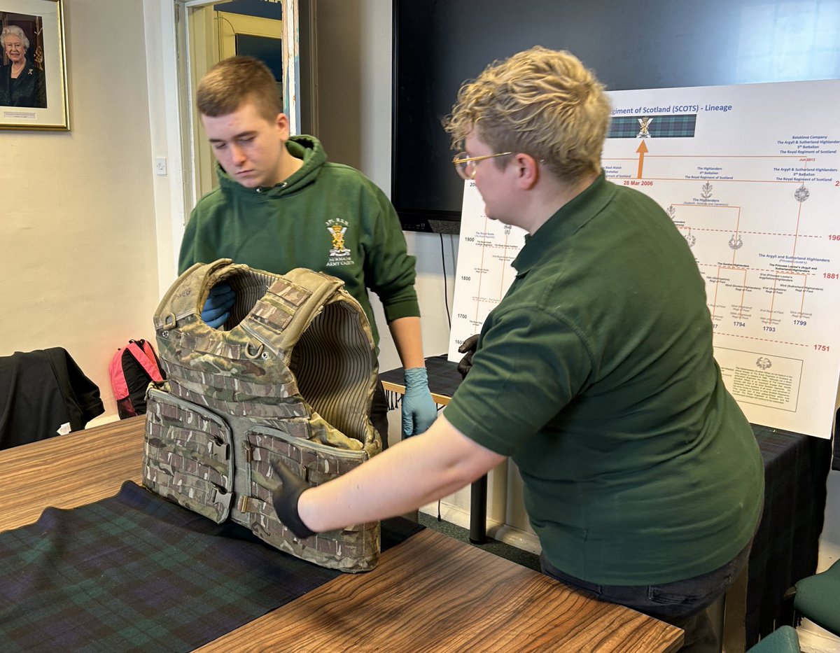 Cadets from 3 Platoon RSB (Newmains) visited the Museum over the weekend to learn more about regimental history. 

They took part in an object handling session in RHQ SCOTS before spending their afternoon exploring Edinburgh Castle. Thank you for visiting us!