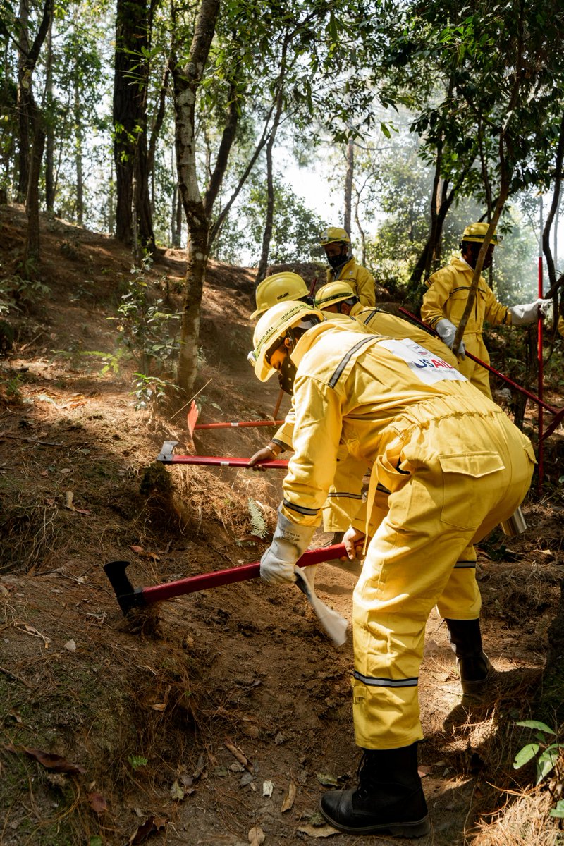 Kathmandu faces severe #AirPollution due to #wildfires. To tackle this, @USAIDCleanAir partnered with @NDRRMA_Nepal train community forest groups, Nepal Army, Police, municipal authorities, and other stakeholders to combat forest fires. @USAID #AQAW2024 #HawaKoKuraGarau