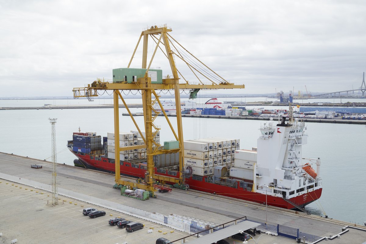 Imágenes del buque portacontenedores LINDA, operando en el muelle Reina Sofía del Puerto de #Cádiz 

#containership 
#logisticainternacional
#PortsofSpain
#maritimetransport 
#shipimages 
#mundoports 
#ship