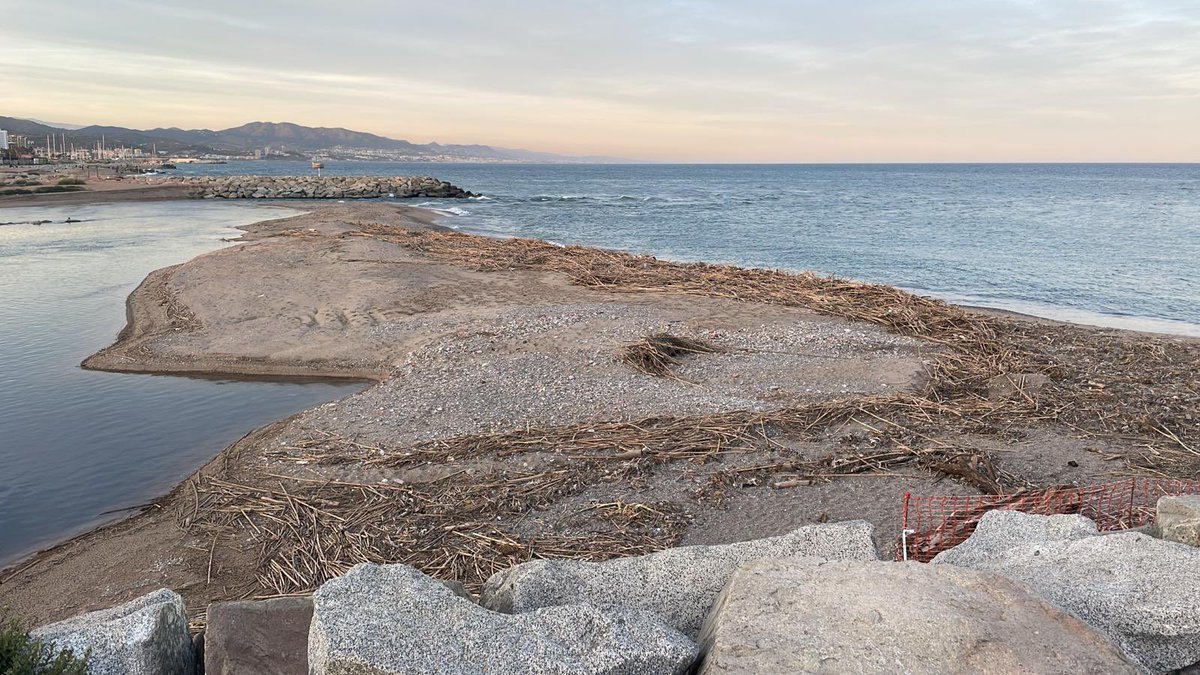 Situacions urgents exigeixen accions urgents: finalitza la neteja de la desembocadura del riu Besòs. L' actuació s’ha fet de forma manual per tal de minimitzar la intervenció en aquest espai natural protegit i d'accés prohibit. sant-adria.cat/sant-adria-per…