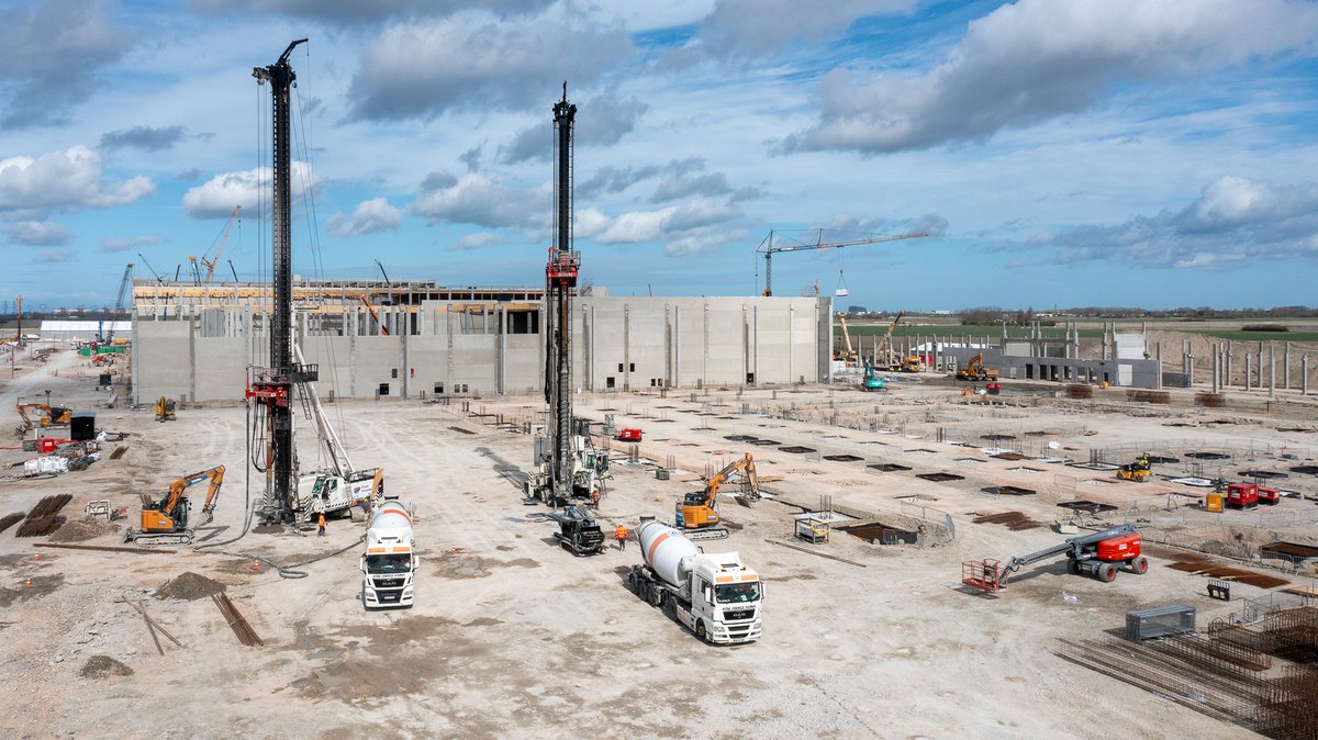 #VerkorNews

[🏗 Progress on the construction of the Verkor #Gigafactory in Dunkirk].

A few months after the laying of the foundation stone, we are extremely proud to share with you these exclusive photos of the construction site.

Photo credit : ALHEEMBOUW 

#batteries