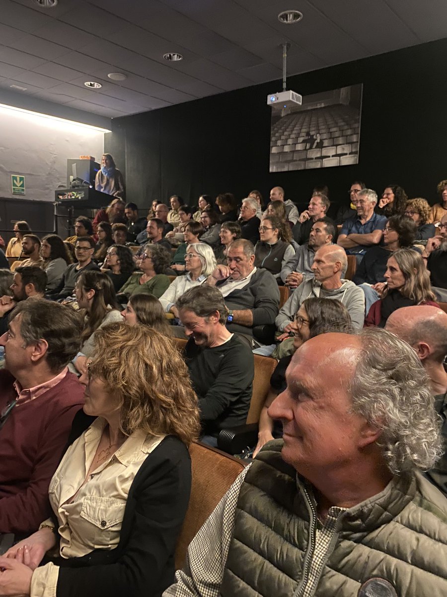 Estem molt contents de l’assistència a la projecció del documental sobre l’arpella cendrossa a Figueres. Gràcies a tots i a totes per venir!